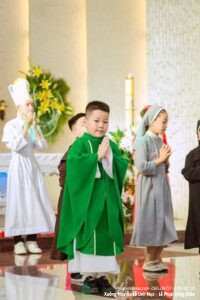 Mẫu áo lễ linh mục nhí dành cho thiếu nhi